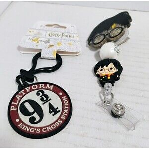 HARRY POTTER SWAG LOT NEW 9 ¾ PLATFORM KEY CHAIN & RETRACTABLE BADGE REEL